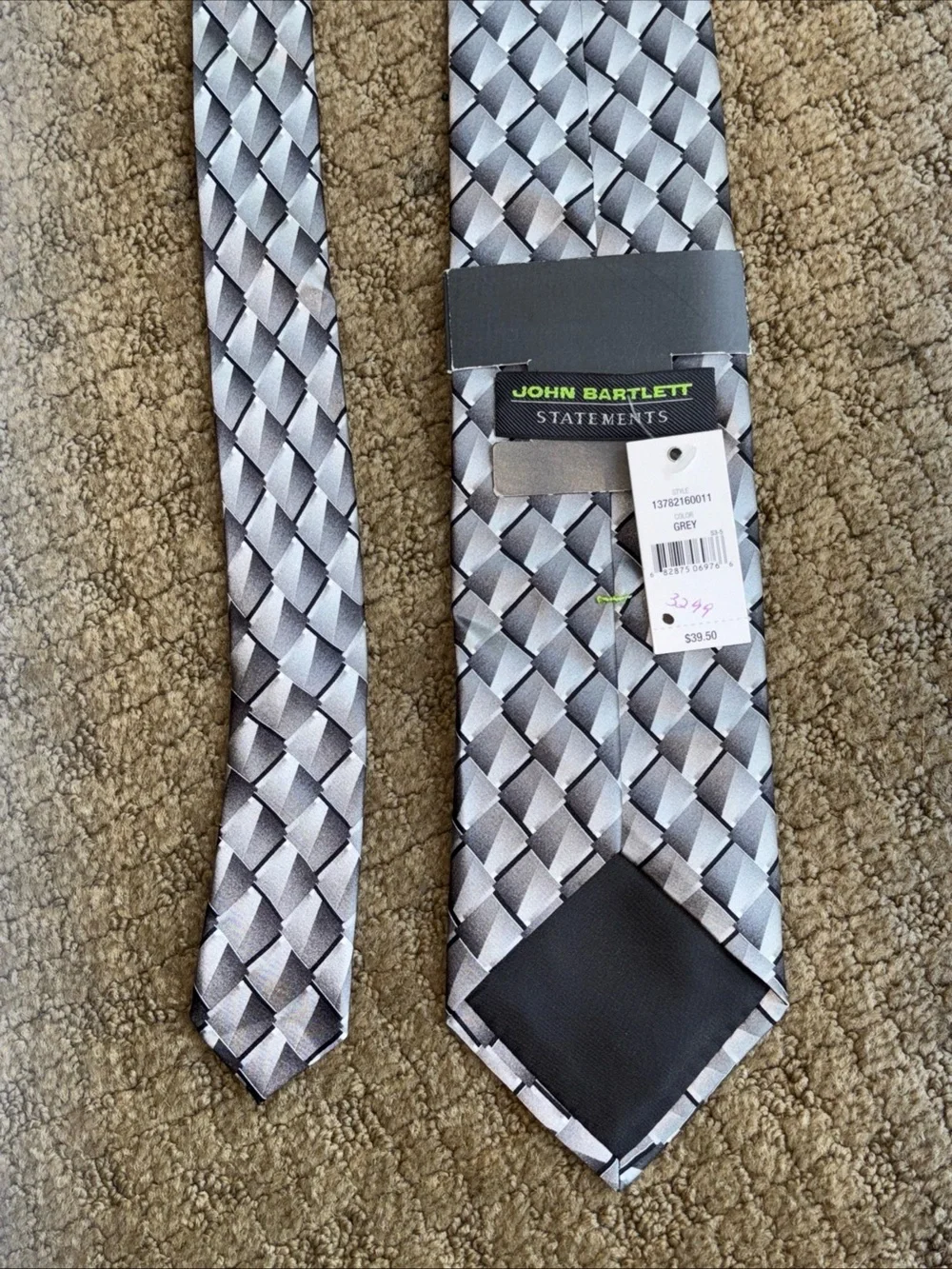 New with tags silk Men’s Silver Geometric neck Tie